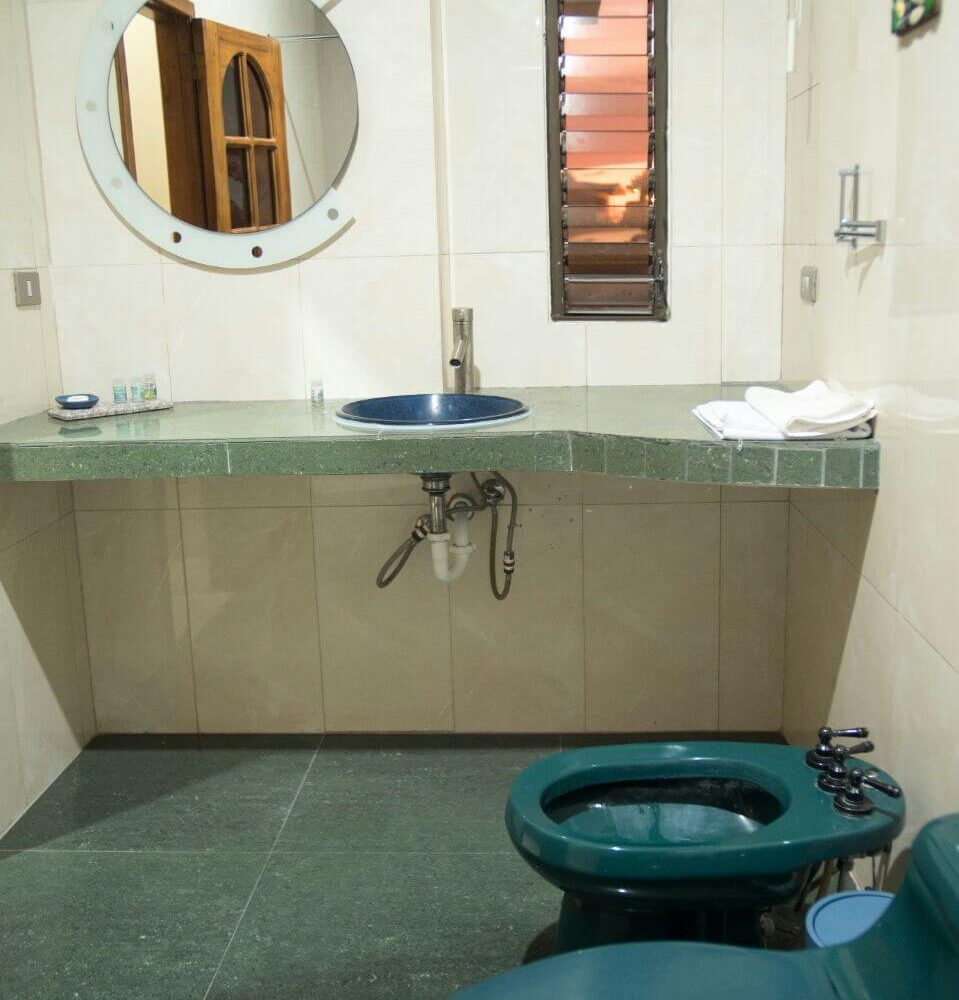Manta Hotel Bathroom
